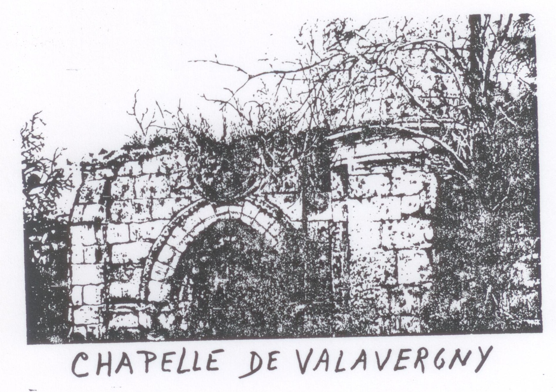 Photographie des ruines de la chapelle de Valavergny : arc en plein cintre et murs de pierre envahis par la végétation