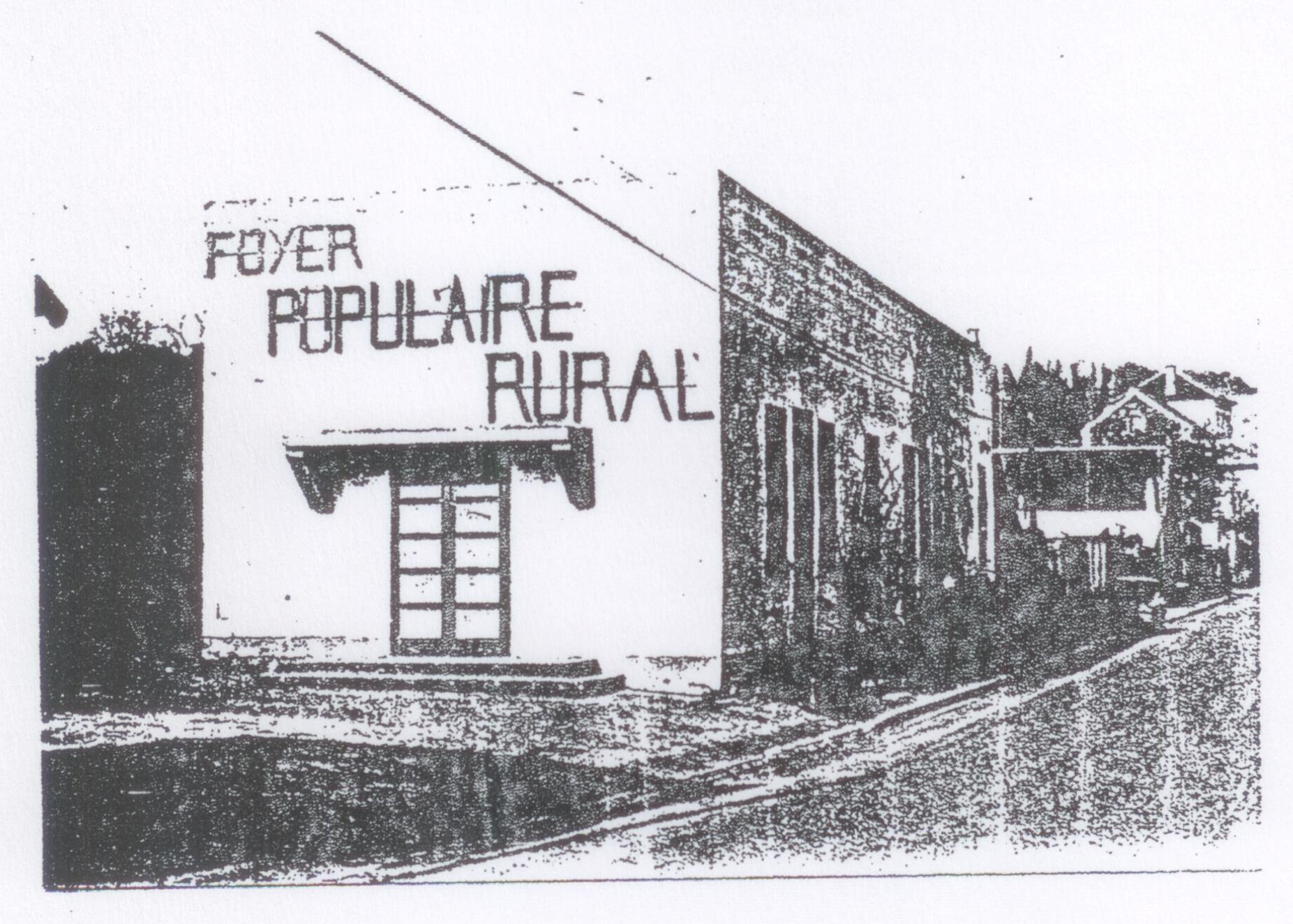 Photographie du Foyer populaire rural : bâtiment bas portant l'inscription « Foyer populaire rural », au bord de la rue