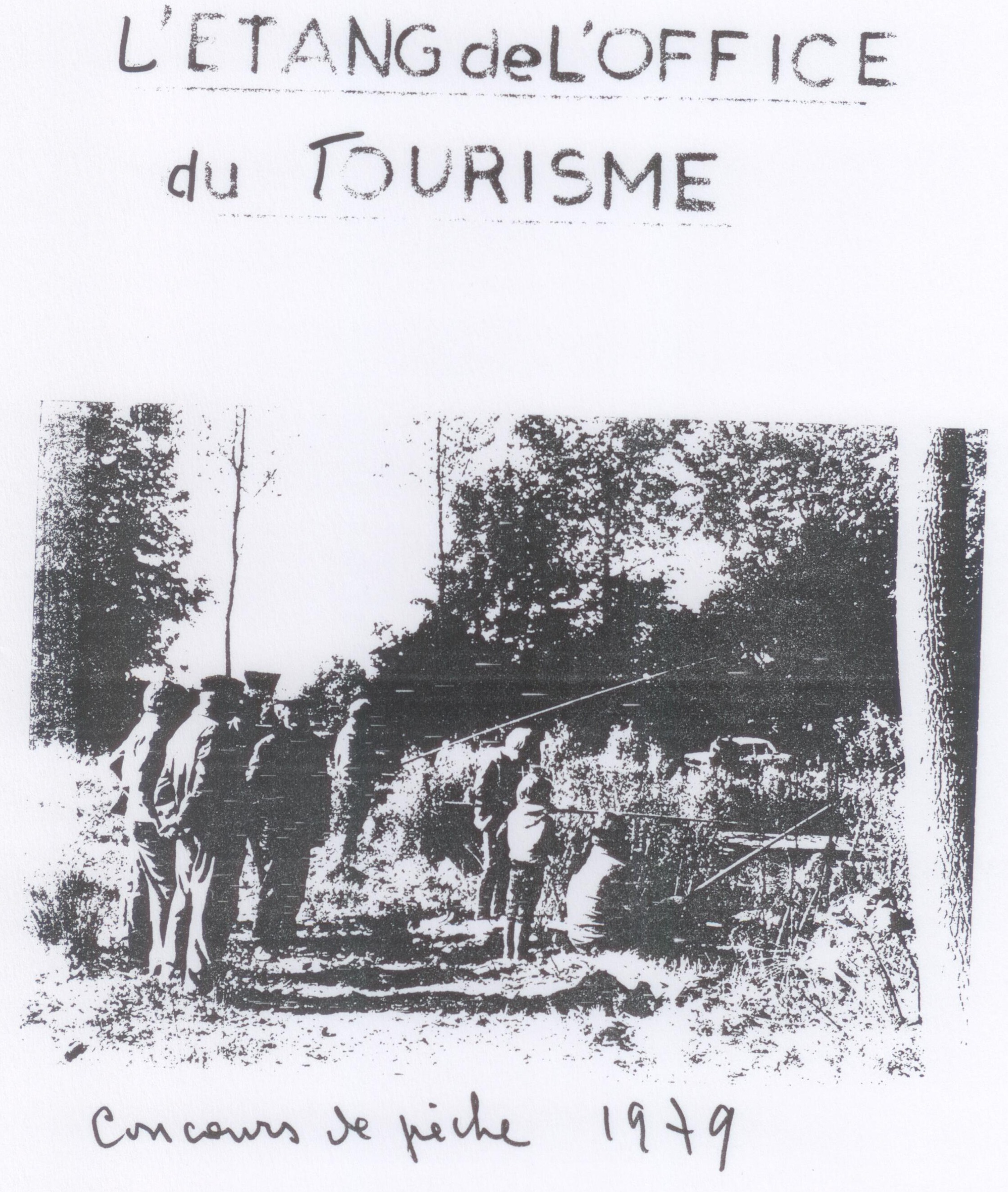 Photographie de pêcheurs au bord d'un étang boisé, sous le titre « L'étang de l'Office du tourisme » et la légende manuscrite « Concours de pêche 1979 »