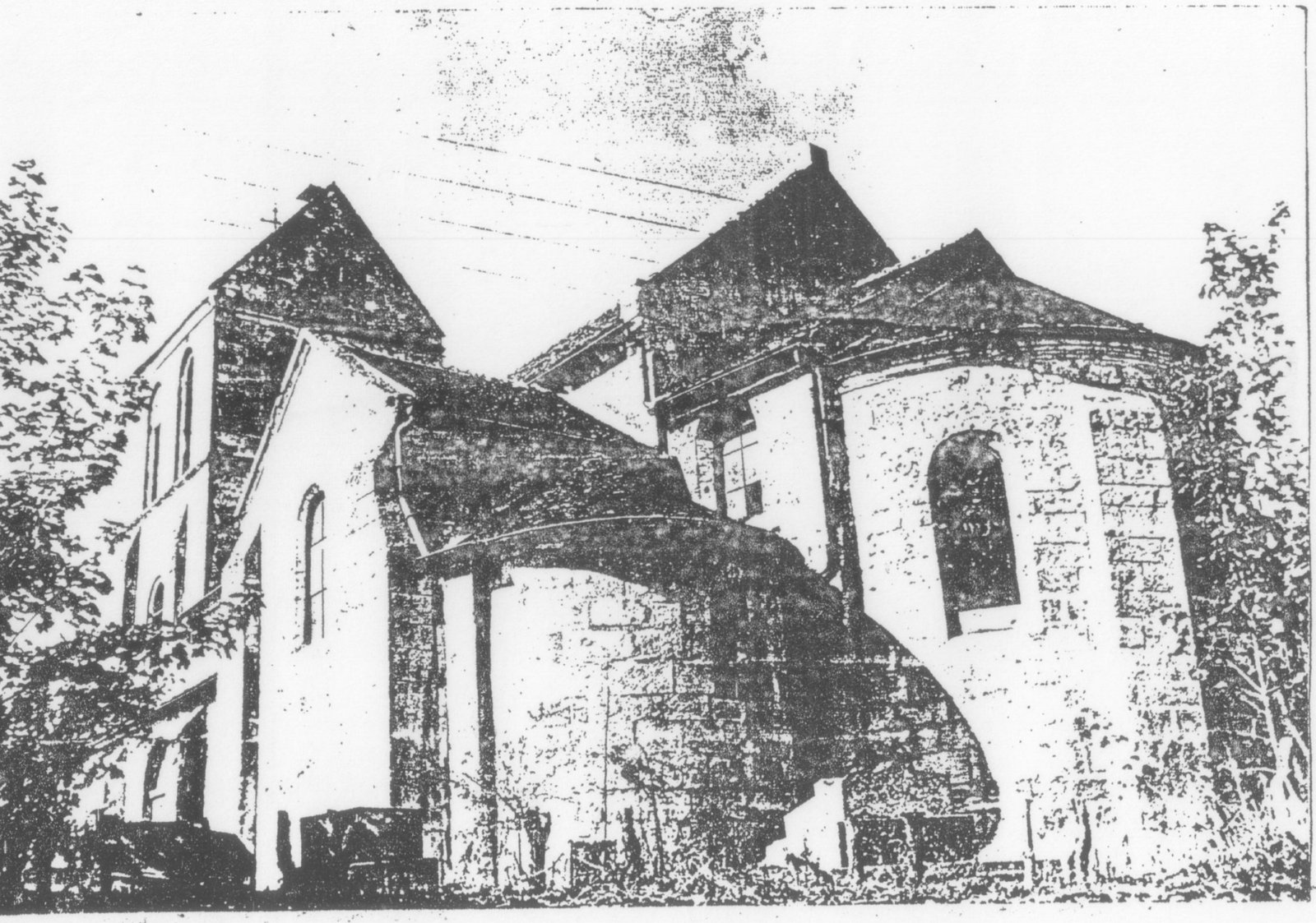 Église de Merlieux vue du chevet : abside arrondie en pierre, toitures et clocher surmonté d'une croix