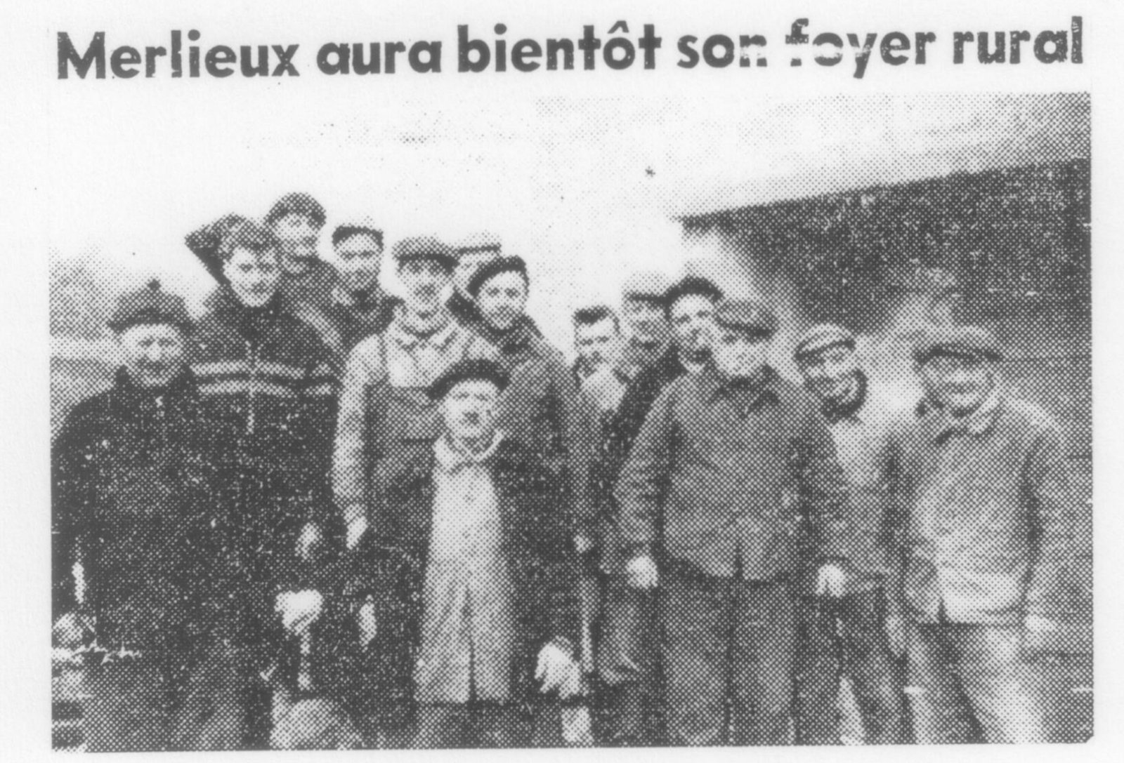Coupure de presse « Merlieux aura bientôt son foyer rural » : groupe d'une quinzaine d'hommes en tenue de travail, casquettes et bérets, le maire Roland Durand à l'extrême gauche
