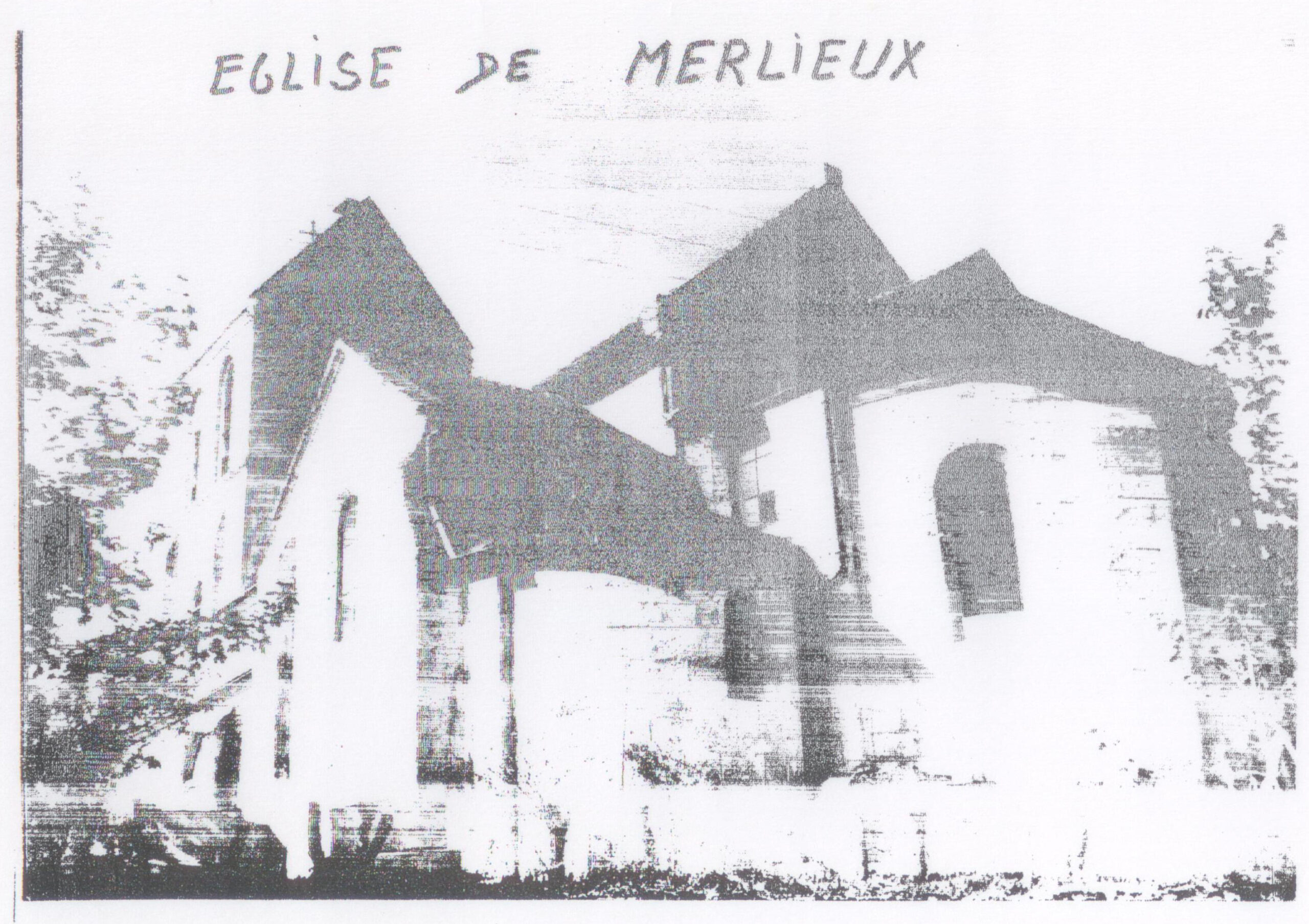 Photographie de l'église de Merlieux vue du chevet : abside arrondie, toitures et clocher, entourés d'arbres
