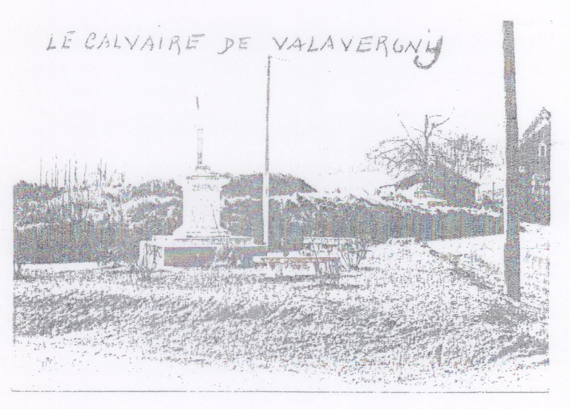 Calvaire de pierre sur un socle à degrés, au bord d'un chemin, avec un poteau et des maisons en arrière-plan