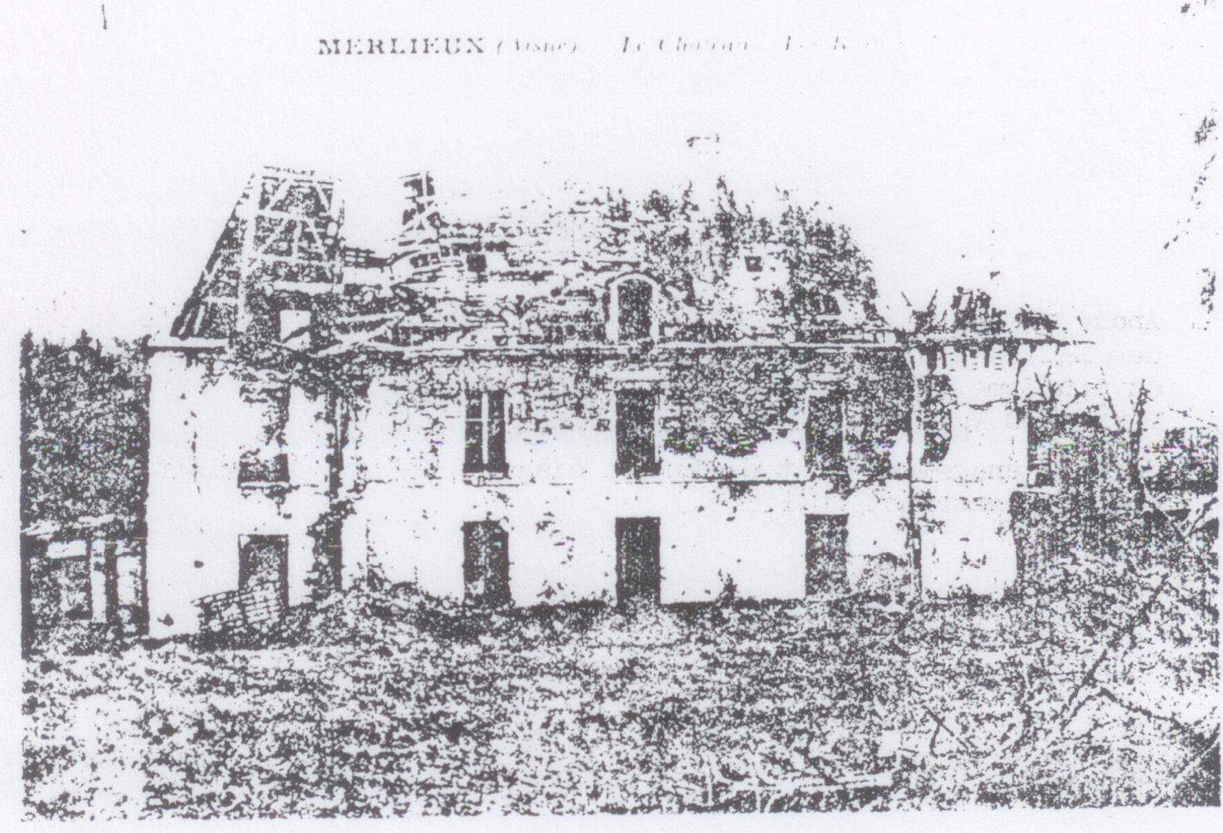 Carte postale ancienne du château de Merlieux en ruine : toiture éventrée, façade endommagée et végétation