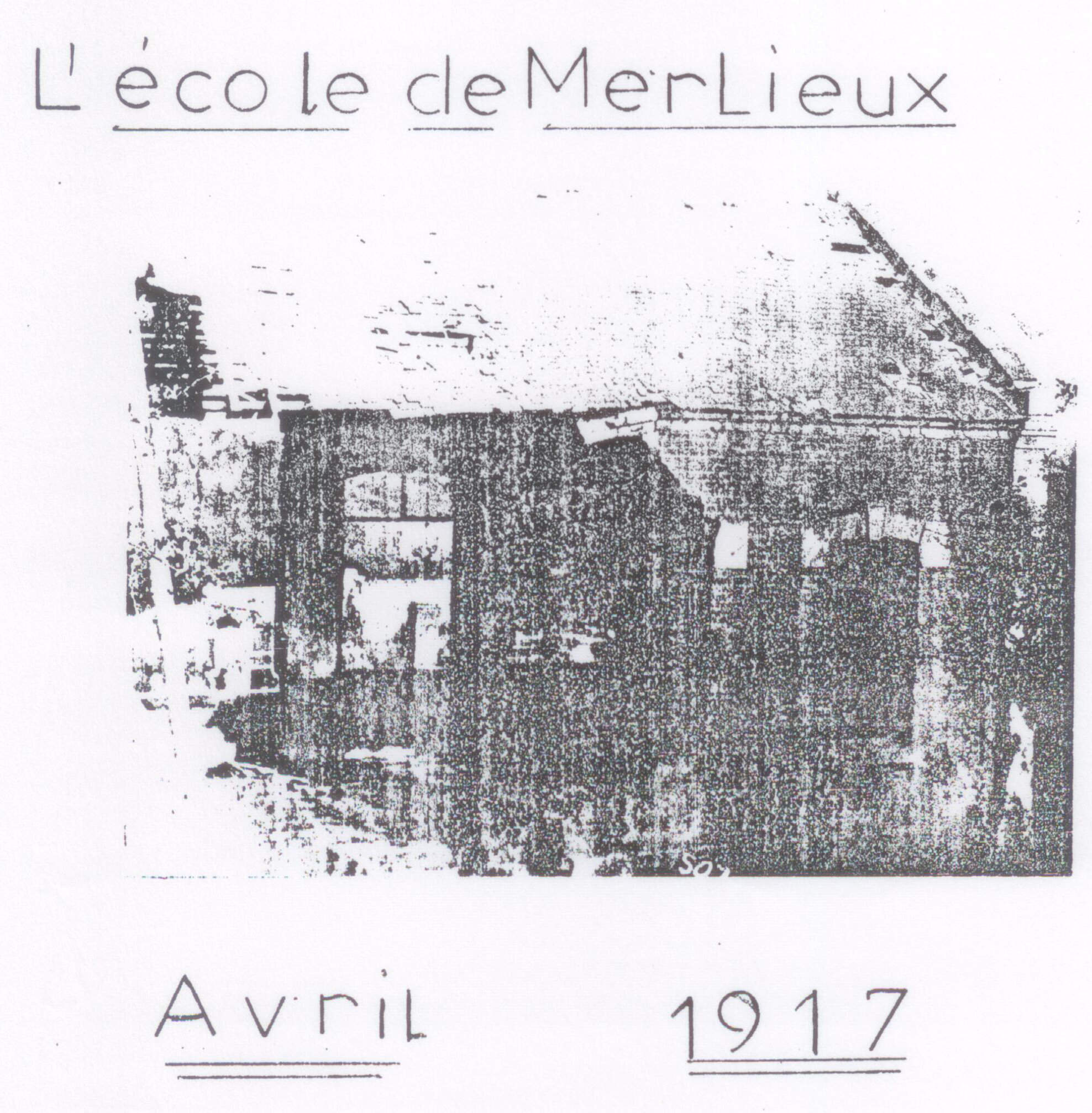 Photographie de l'école de Merlieux en ruine : murs éventrés et toiture détruite